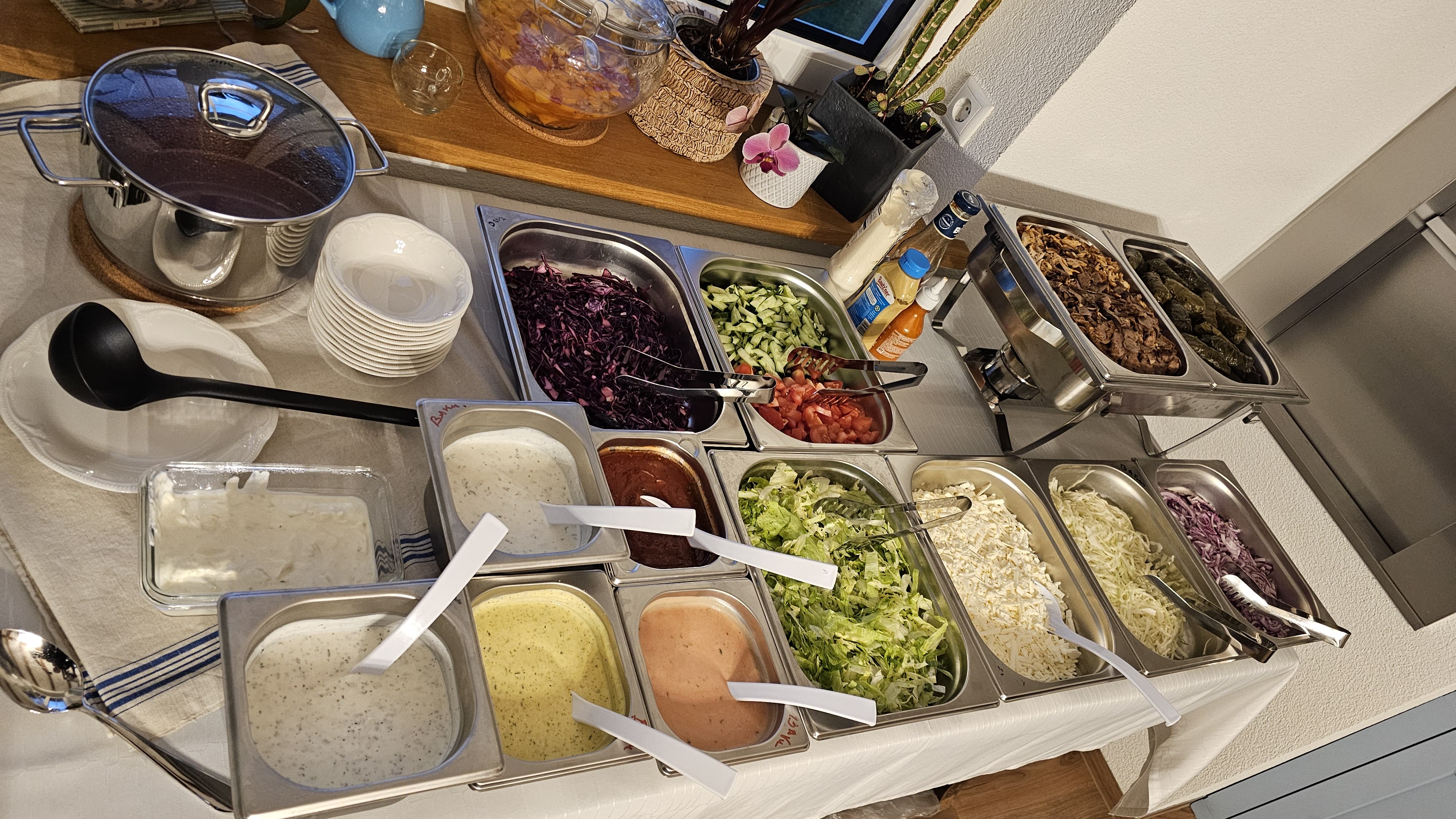 Reichhaltiges Döner-Buffet mit Fleisch, Salaten und Soßen