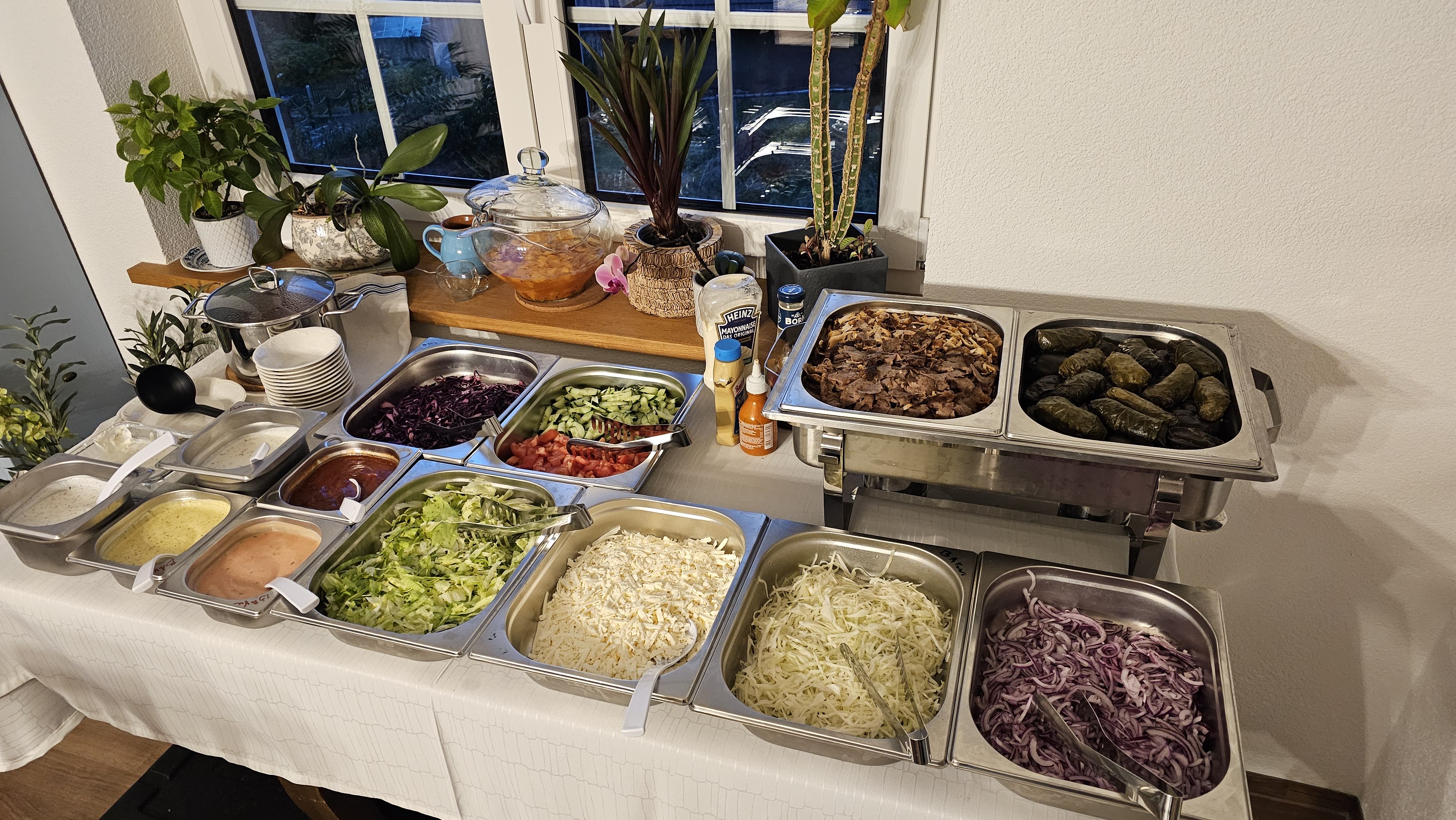 Buffet-Aufbau mit verschiedenen Salaten