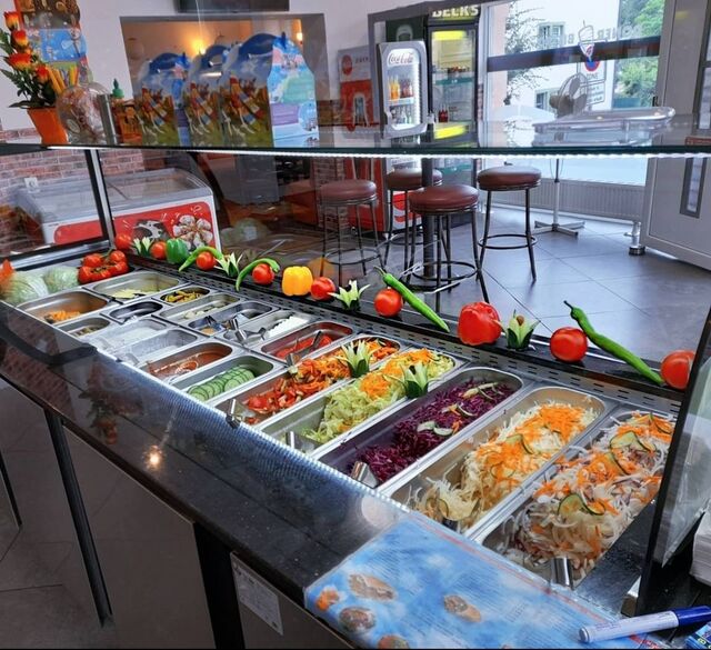 Frische Döner-Theke mit Gemüse